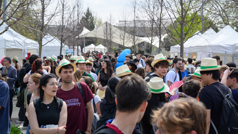 Gent passejant per la fira de La Comunitaria 2024