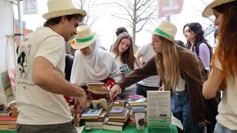 Comunitària FAS intercanvi de llibres  