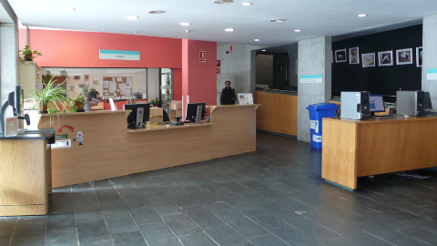 Taulell de préstec de la Biblioteca sense estudiants