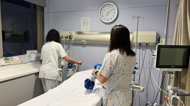 Dues sanitàries a una consulta pediàtrica d'Urgències