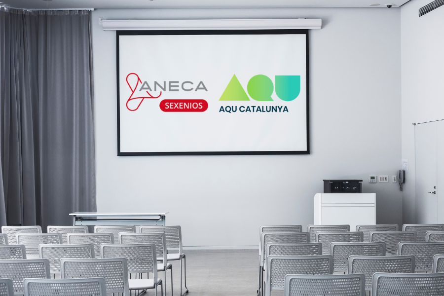 Sala de conferencias con pantalla donde se muestran los logotipos de ANECA y AQU